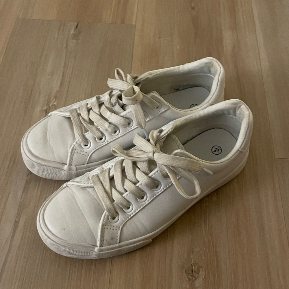 White tennis shoes